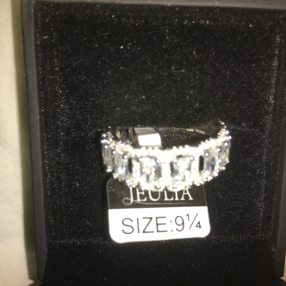 Jeulia Jewelry - A Sterling silver white sapphire ring by Jeulia